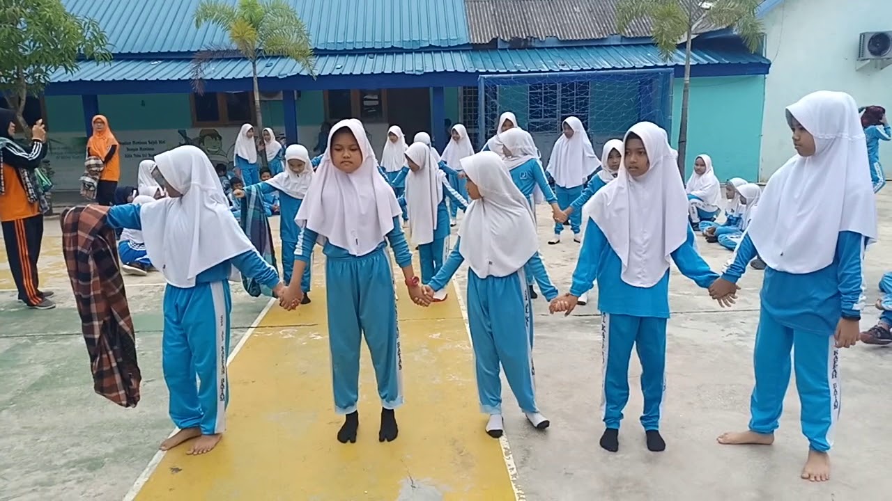 Lomba estafet Sarung