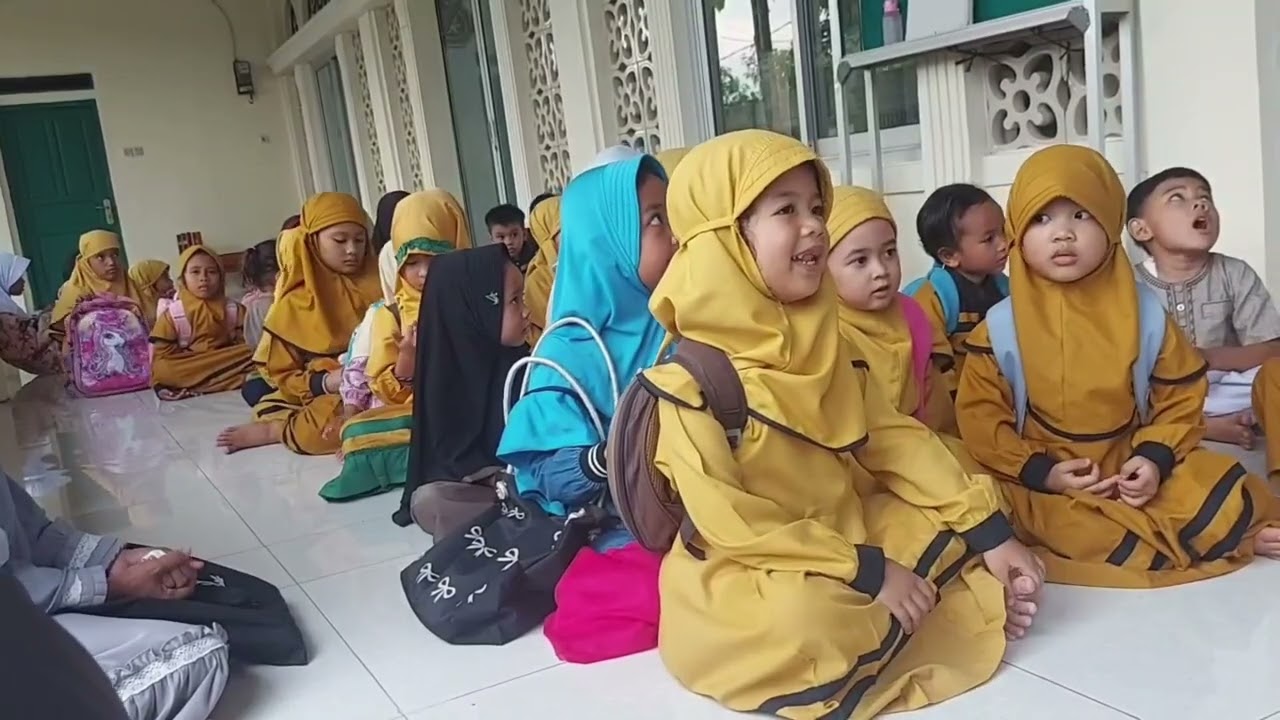 Elena & Elnaura Mengaji. Pagi sekolah, sore mengaji.