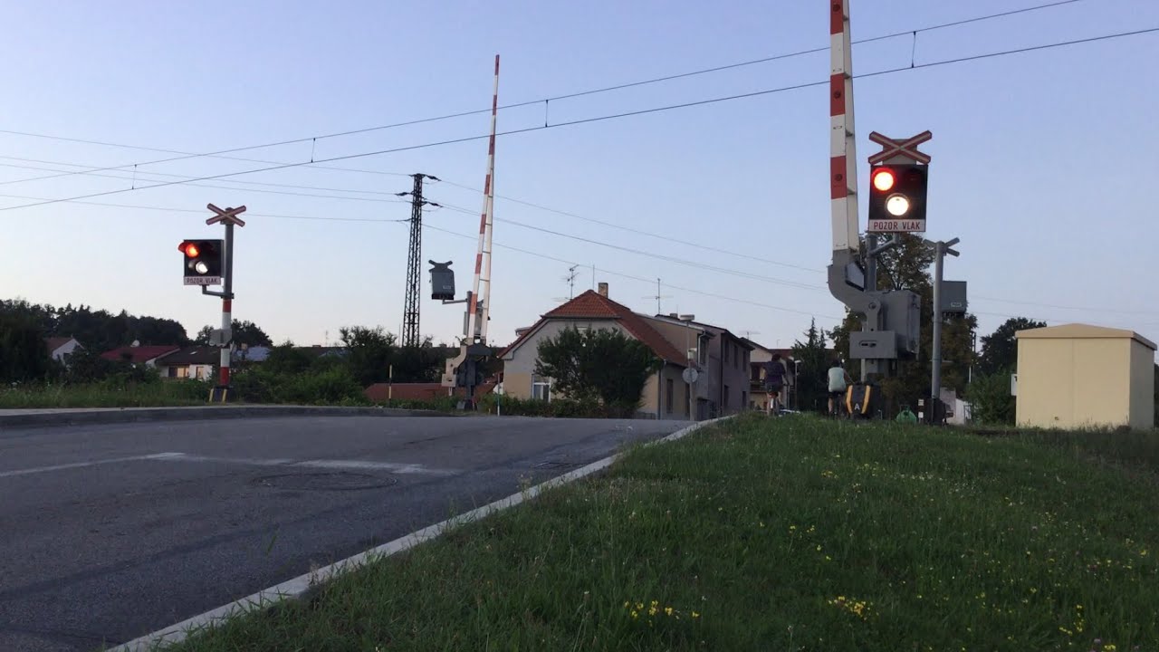 Železniční přejezd Hrdějovice