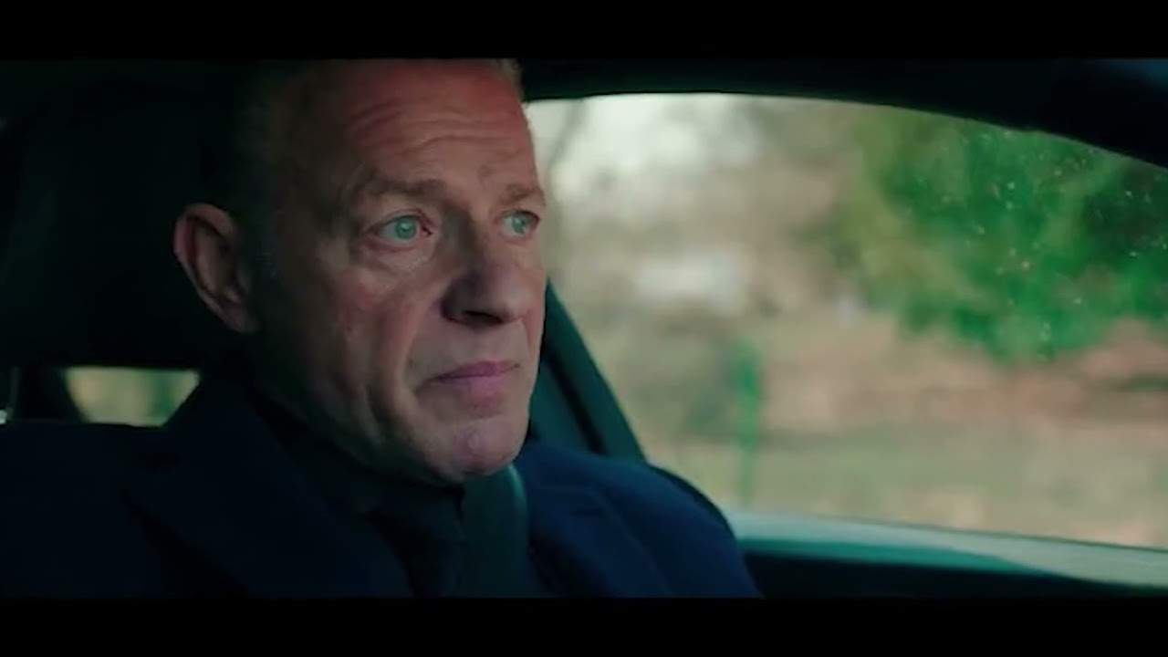Citizen Vigilante Bus Scene Explained & Why Sanders Kills the Family ⭐