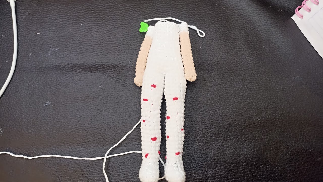 Pingüinita crochetera. está en VIVOVAMOS A SEGUIR CON NUESTRA MUÑECA CORAZÓN.