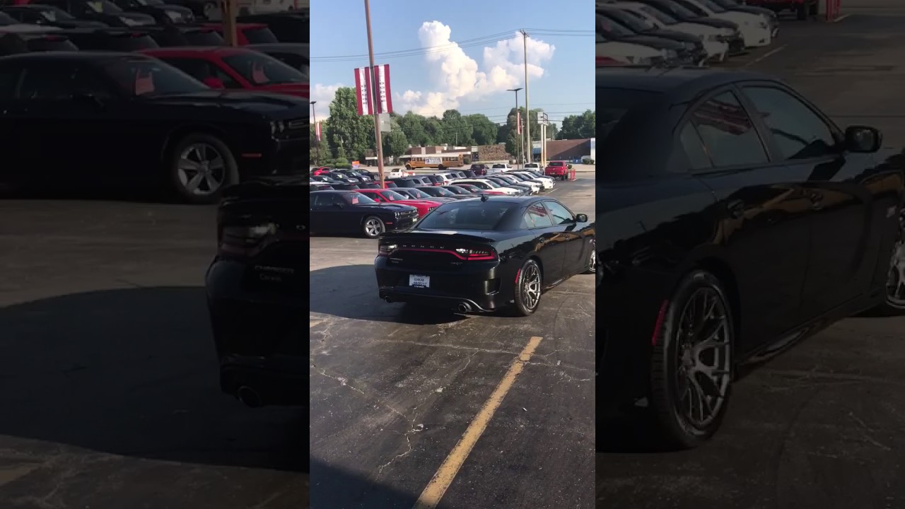 2017 Dodge Charger SRT 392 6.4 HEMI burn out.
