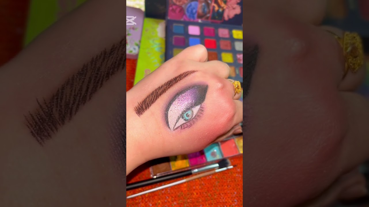 Full cut crease eyemakeup purple and black 