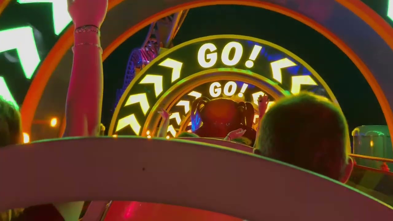 Slinky Dog Dash de noche lo mejor !!! 💡🎢 💡Hollywood Studios 🎢 (Ni el barbijo 😷 frenaba los gritos 😆)
