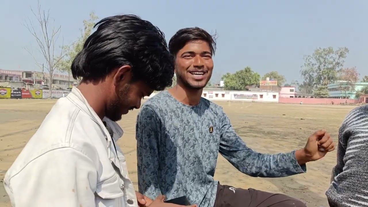 आज सुबह सुबह निकल गए है अपने दोस्तों का मैच देखने ग्राउंड में बीच मे कुछ दोस्त भी मिले 🏏😂😁