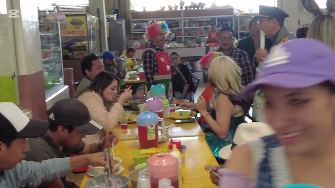 CUENCA ECUADOR MERCADO 10 DE AGOSTO PERSONEJES DE RADIO CANELA DESPIDIENDO EL AÑO VIEJO SI SEÑOR 🖖