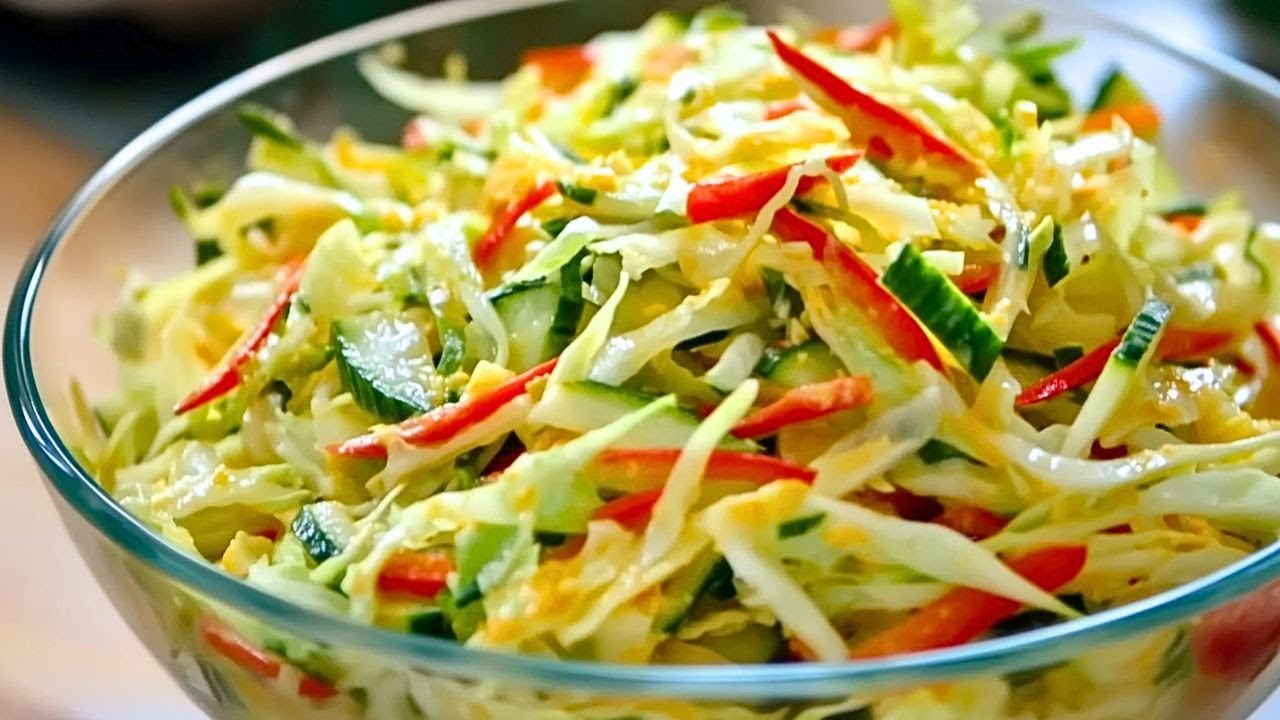 Leckerer Chinakohl Salat in 7 Minuten. Ich werde nie m&uuml;de, den Salat zu essen! Mit Gurke und Joghurt