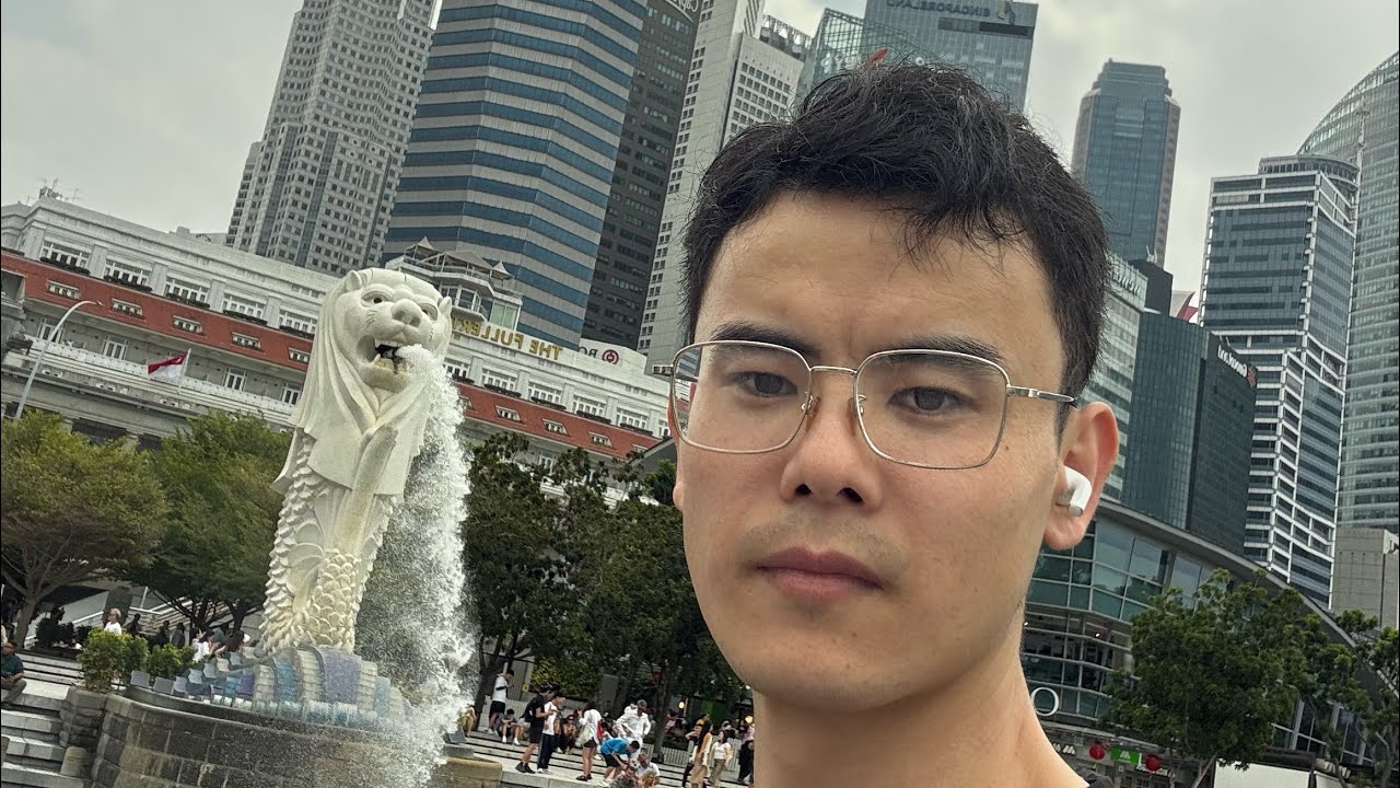 在新加坡下班路上和同伴在一家食格吃了晚饭，到房间才发现手提袋忘在食格的板凳上了，同伴说那是公共吃饭区域，估计被人拿走了，没想到找到吃饭的地方，手提袋还在原来那个凳子上，旁边还有人吃饭