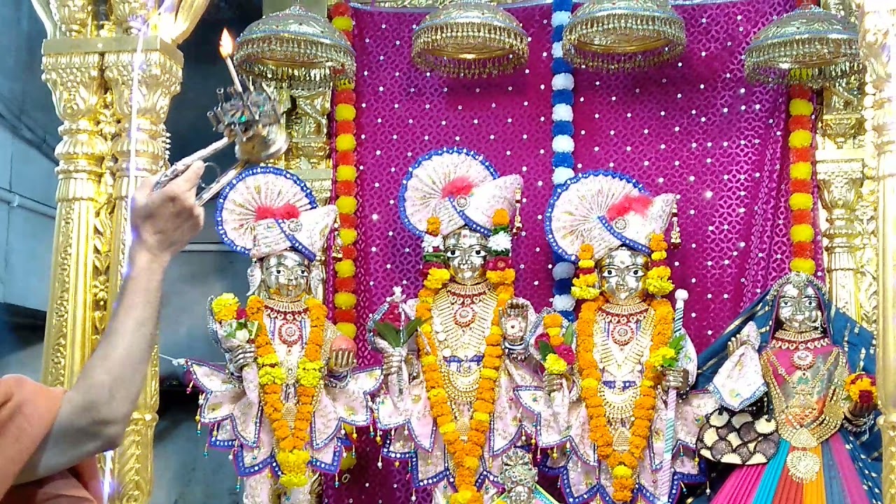 Swaminarayan Kalupur  Mandir Na Mahant Pu.Nirgun Swami Ae Chhapaiya DHAM Ma Aarti Utari