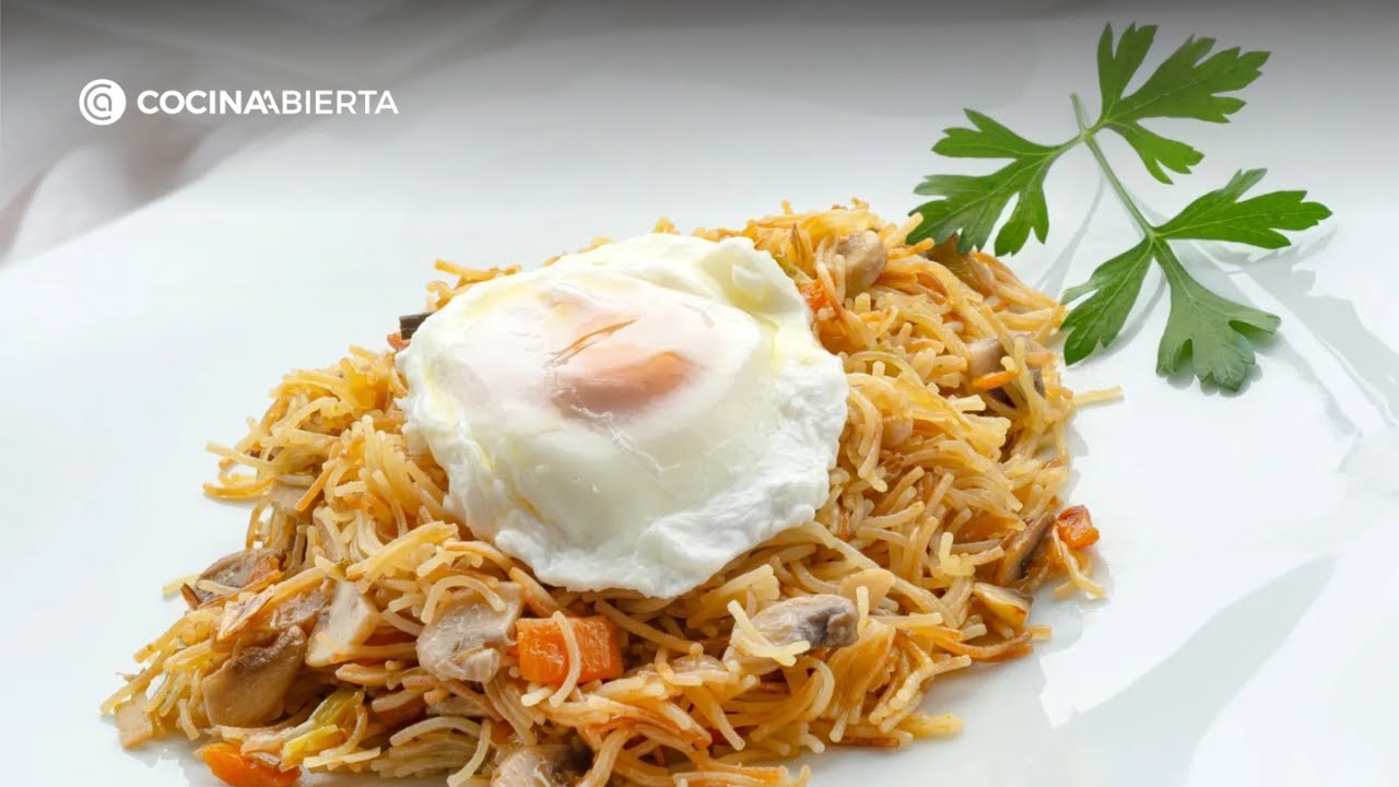 Fideos con verduras y huevo escalfado, una receta sana de Karlos Arguiñano