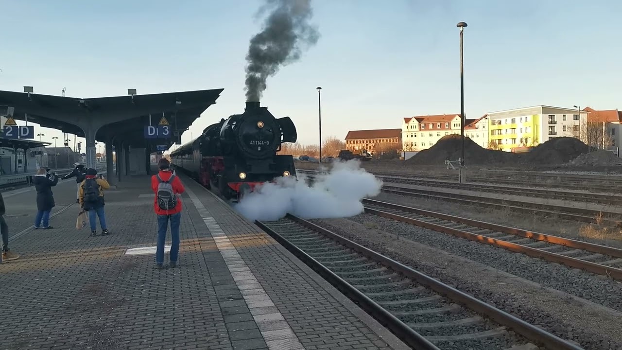 Dampflok in Arnstadt Hauptbahnhof auf Gleis 3 . Ausfahrt des Rodelblitzes am 27.01.24