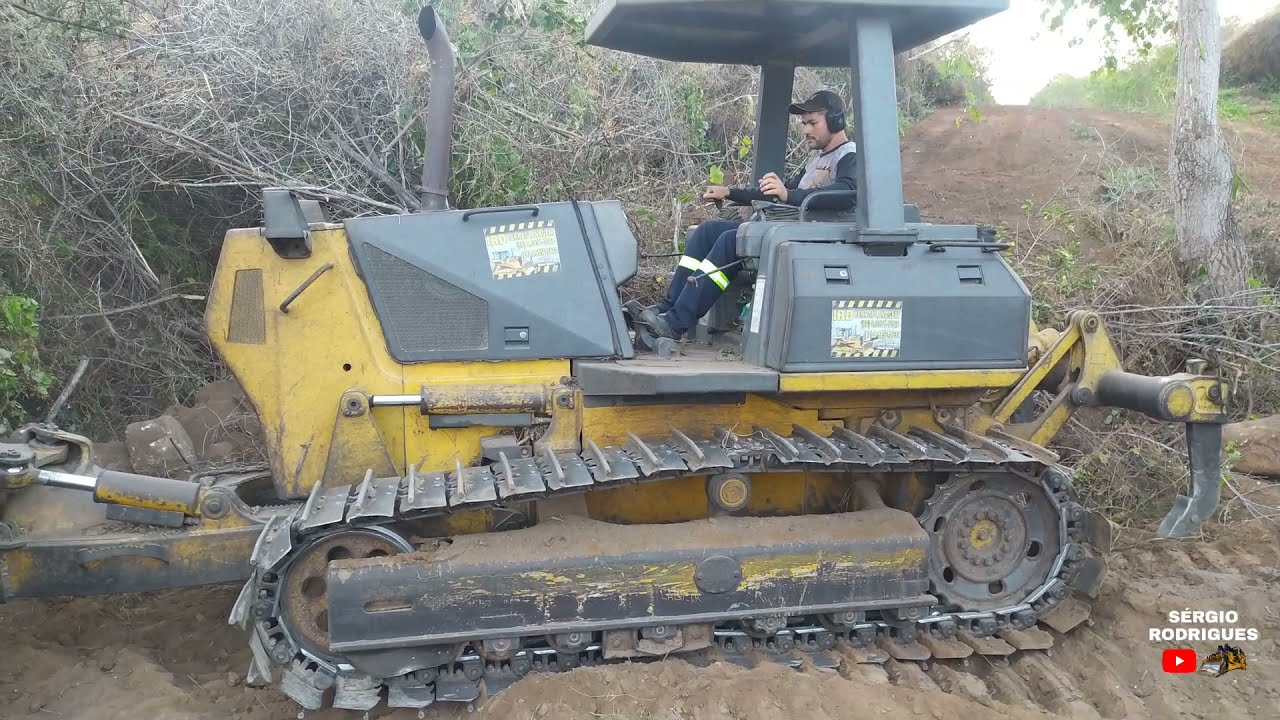 Trator de esteiras D41E resgatando D4E