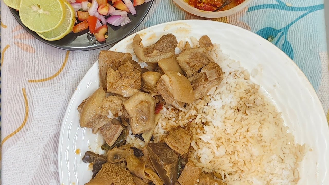 Today special naga style pork curry with beef intestine curry VS king chilly pickle and salad 🤤🥗