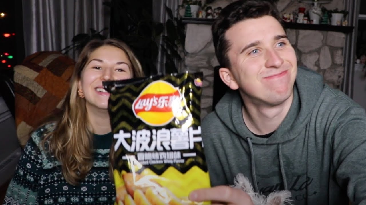 Trying Lays Roasted Chicken Wing Flavoured Chips!