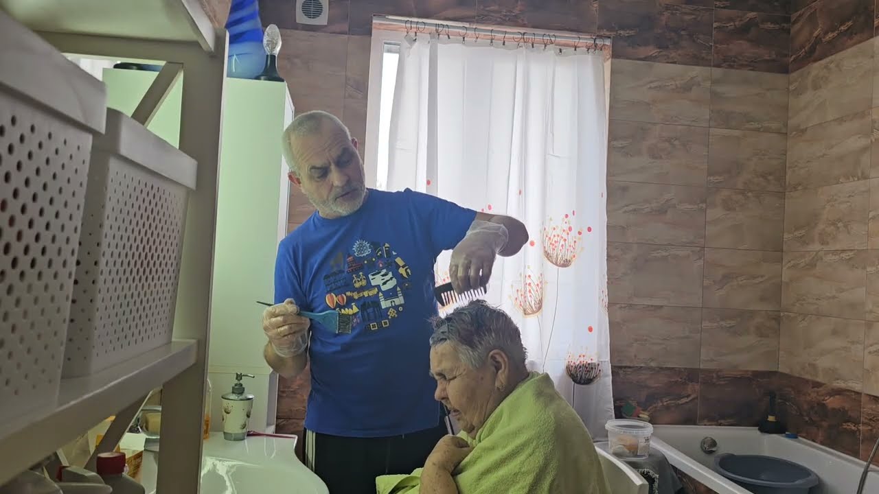 Мама готова к празднику.