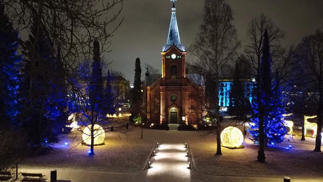 Jyväskylän jouluvalaistu kirkkopuisto 2020