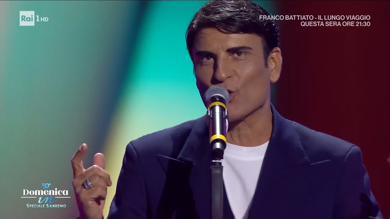 Sal Da Vinci canta 