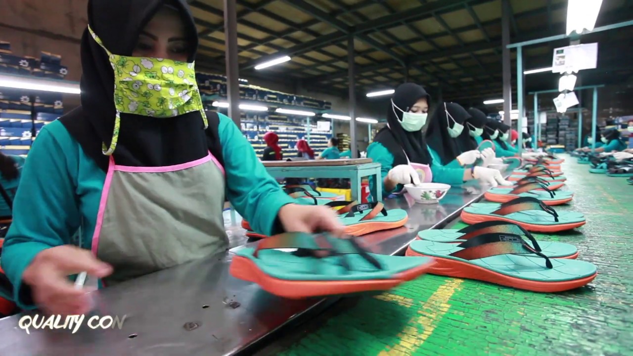 Begini Ternyata Proses produksi Superlight sandal Consina yang ringan