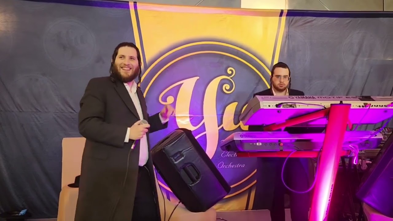 שמוליק קליין והקלידן יוחנן אורי מקפיצים את רחבת הריקודים