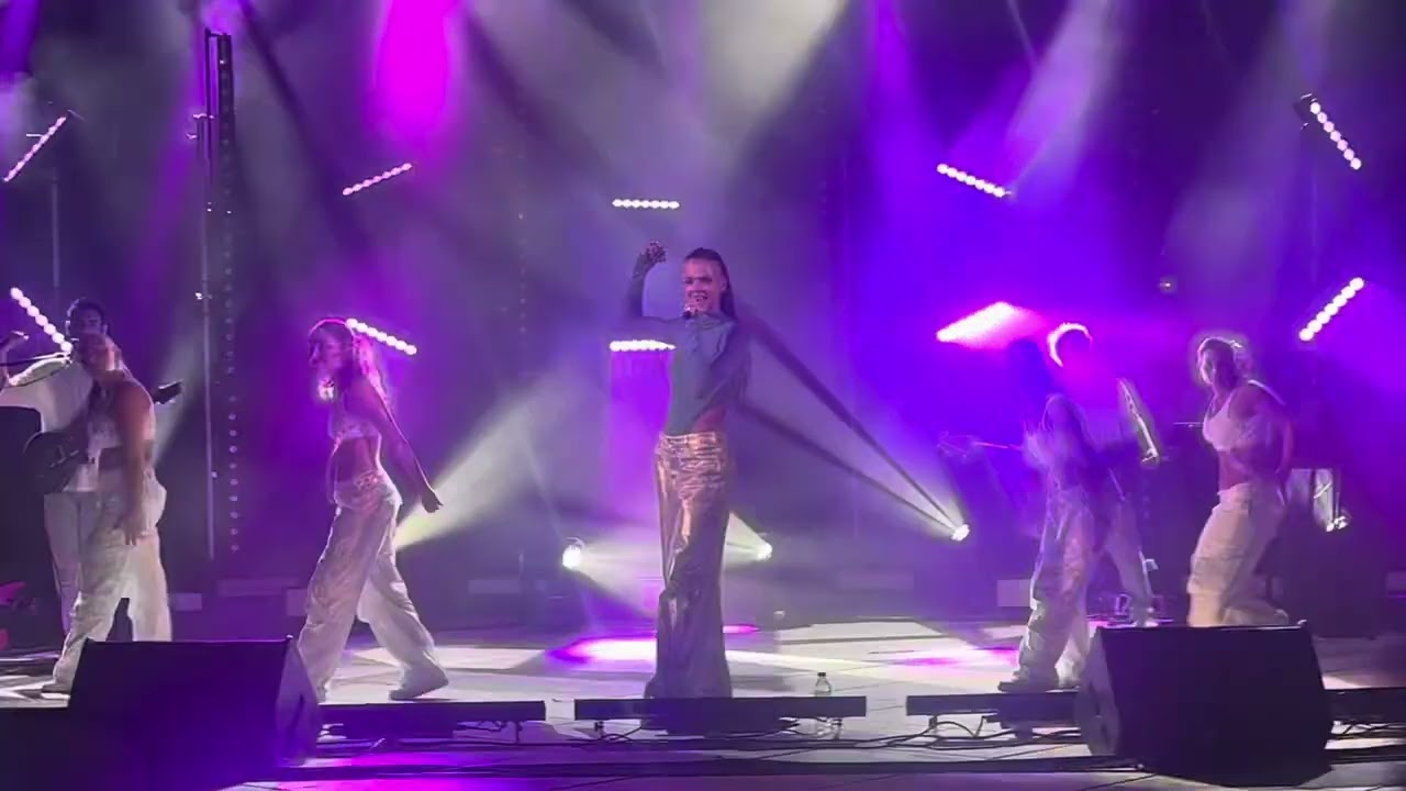 אנה זק בהופעה קניון ערים כפר סבא - אולסטאר וגופיות