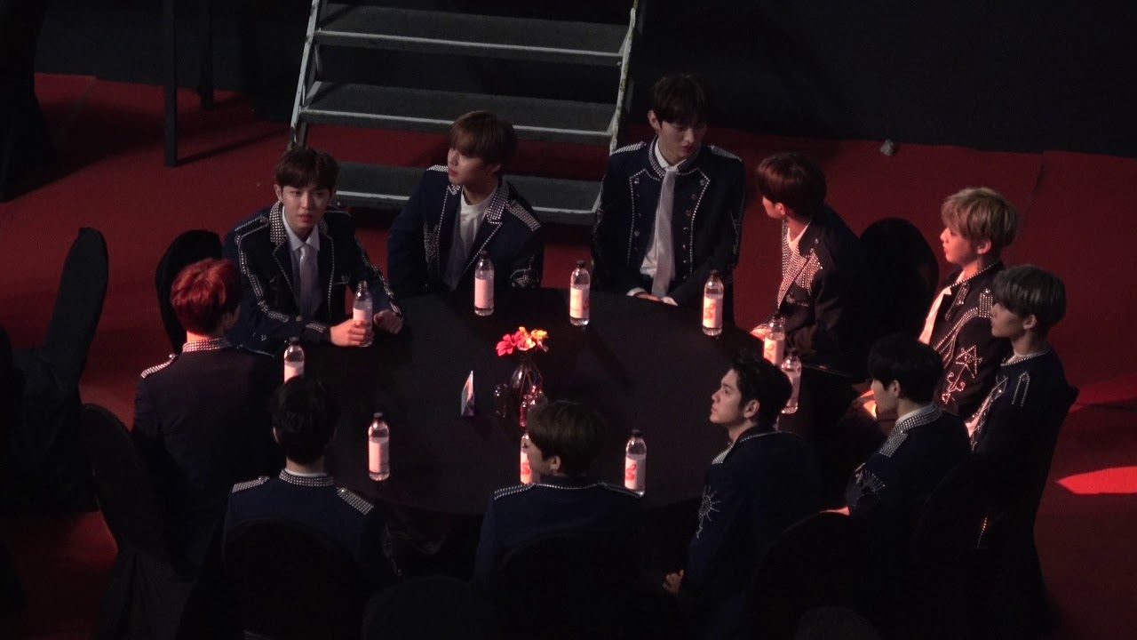 180214 가온차트 시상식 워너원 대기석-아이유 수상 (음원부문 4월)Wanna One Reaction to IU's awards