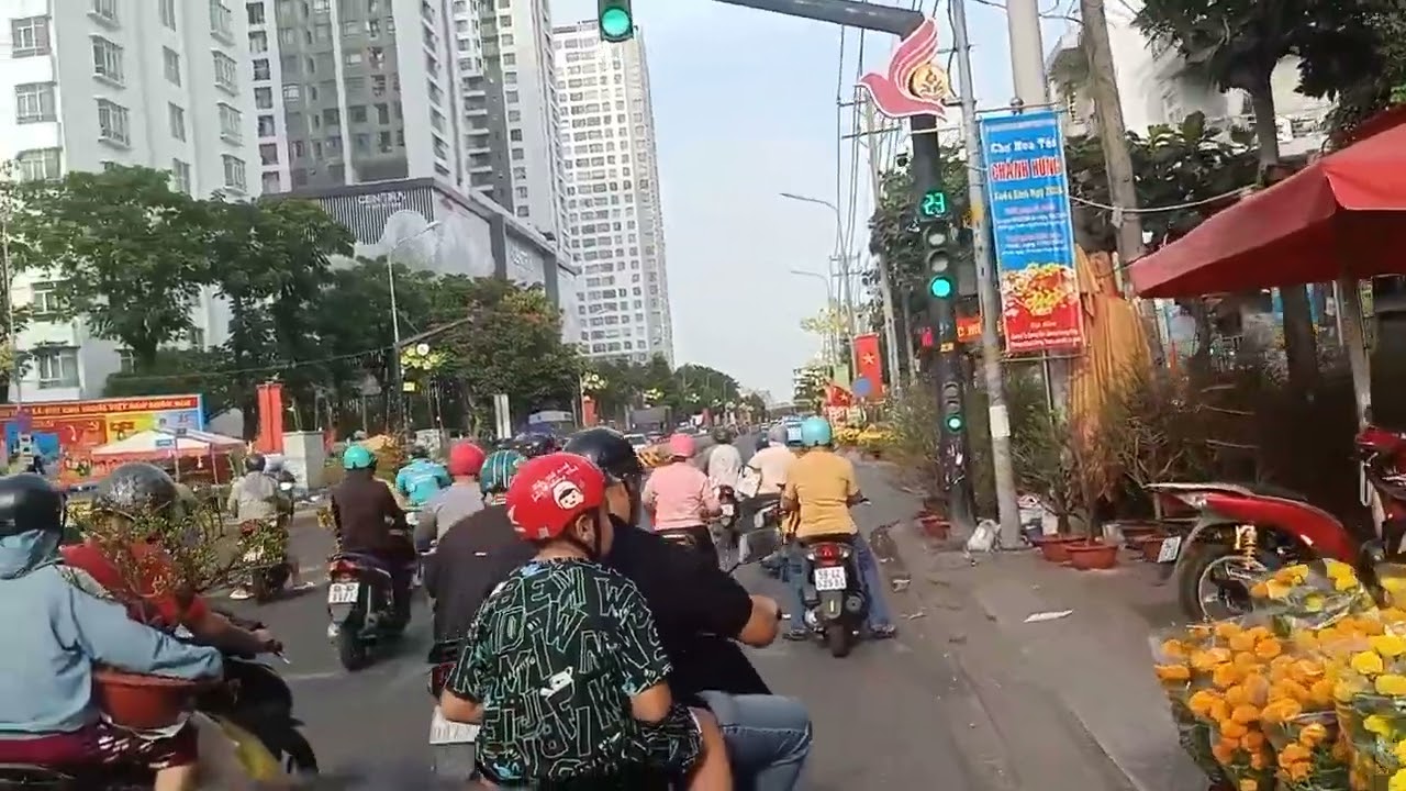 Một đoạn đường hoa ở Sài Gòn.