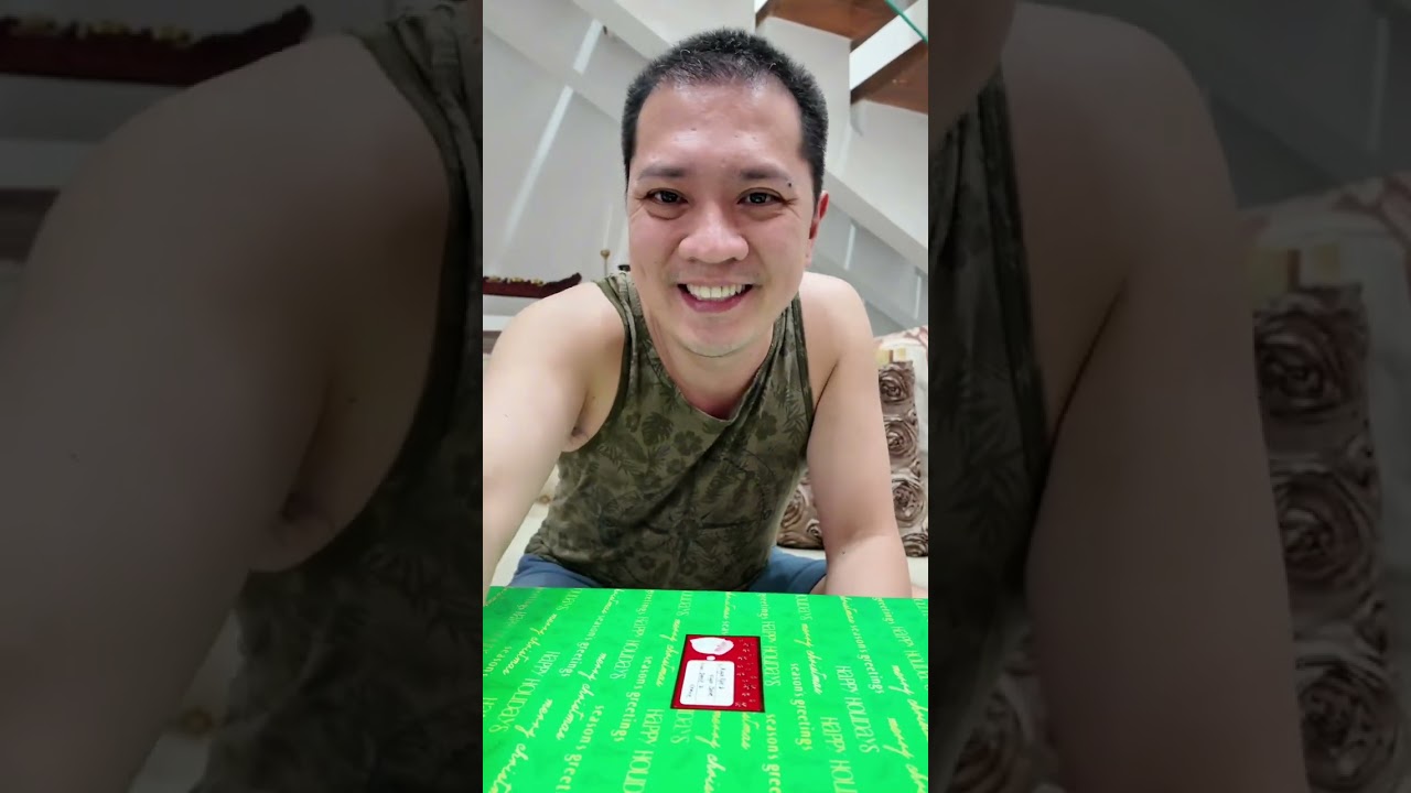 Nakauwi na si Hubby David and nagbukas kmi ng mga pahabol na gifts