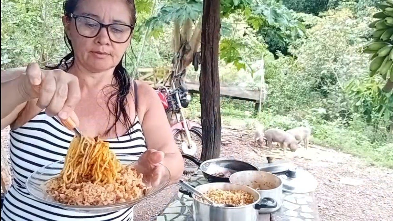 Vida simples na roça almoço feijão verde carnê de sol frita macarrão 