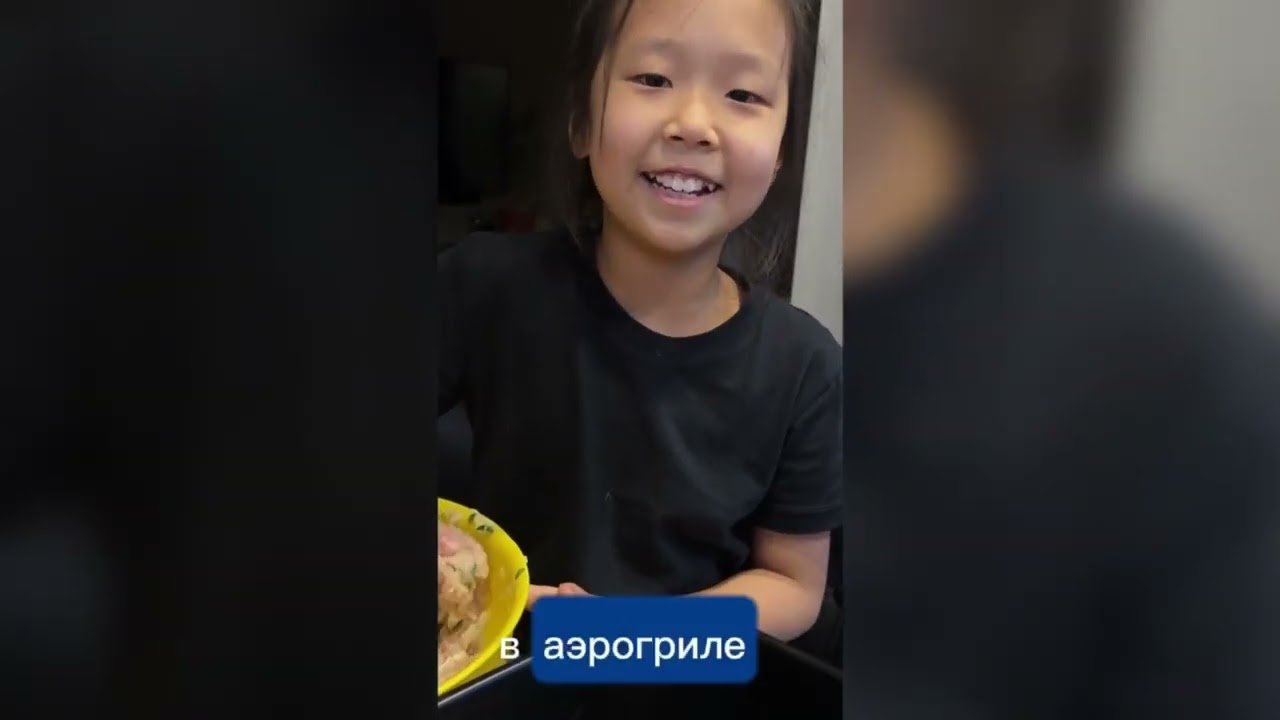 Лена готовит полезные куриные котлетки в аэрогриле...