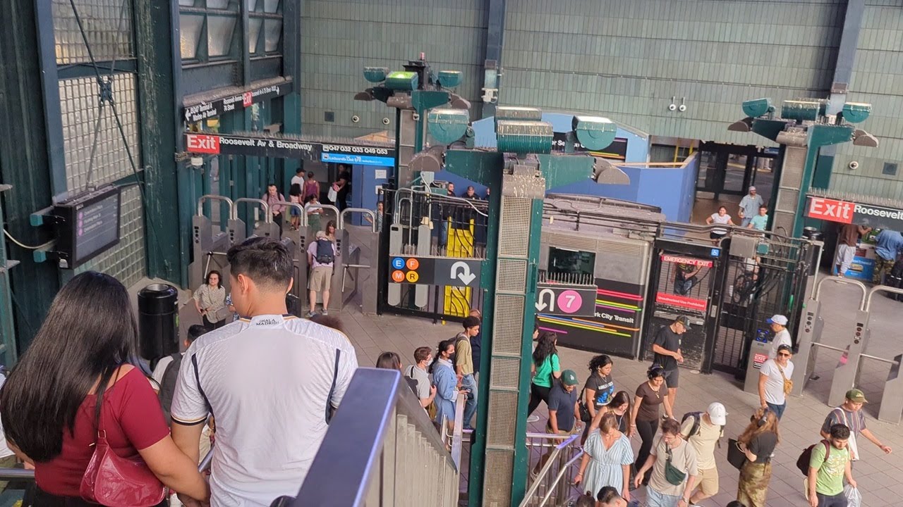 ⁴ᴷ⁶⁰ Walking NYC: Jackson Heights-Roosevelt Avenue / 74 Street-Broadway subway station