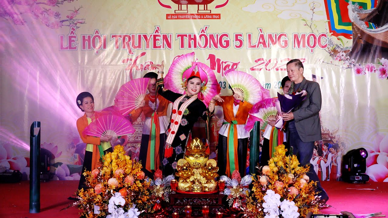 Nghệ nhân Nguyễn Đạt Tân diễn xướng hầu đồng giá Chầu Bé Bắc Lệ tại lễ hội 5 làng Mọc 2023