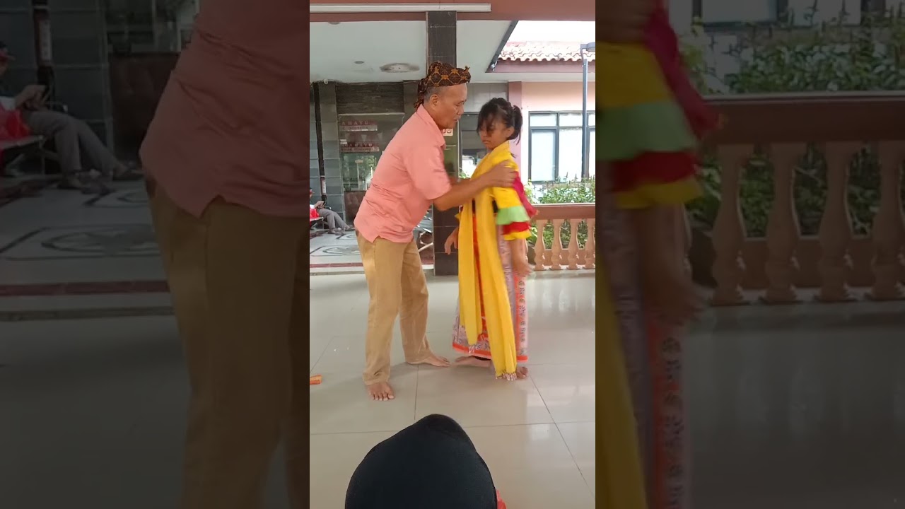cara memakai baju topeng Betawi