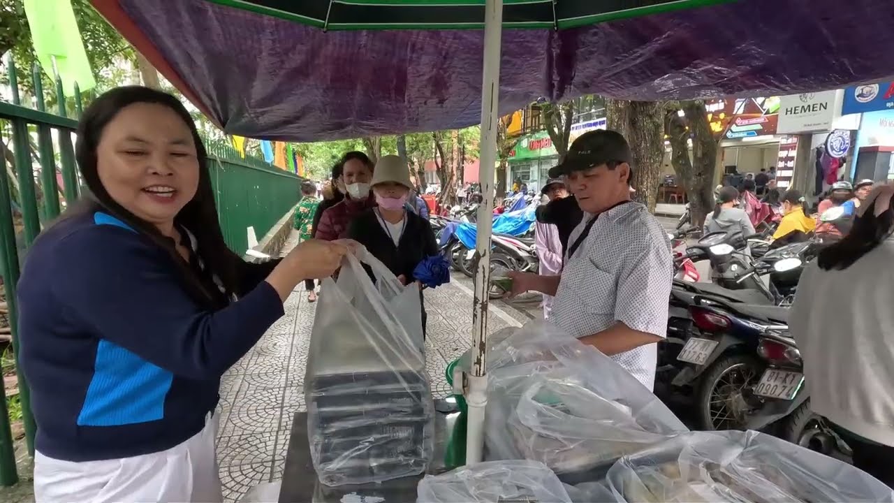 Cô Bạch Yến &Thanh Hồ ở Hoa Kỳ mời B/N BV TW huế 400 phần cơm ngon |Trân Trân Huế thương