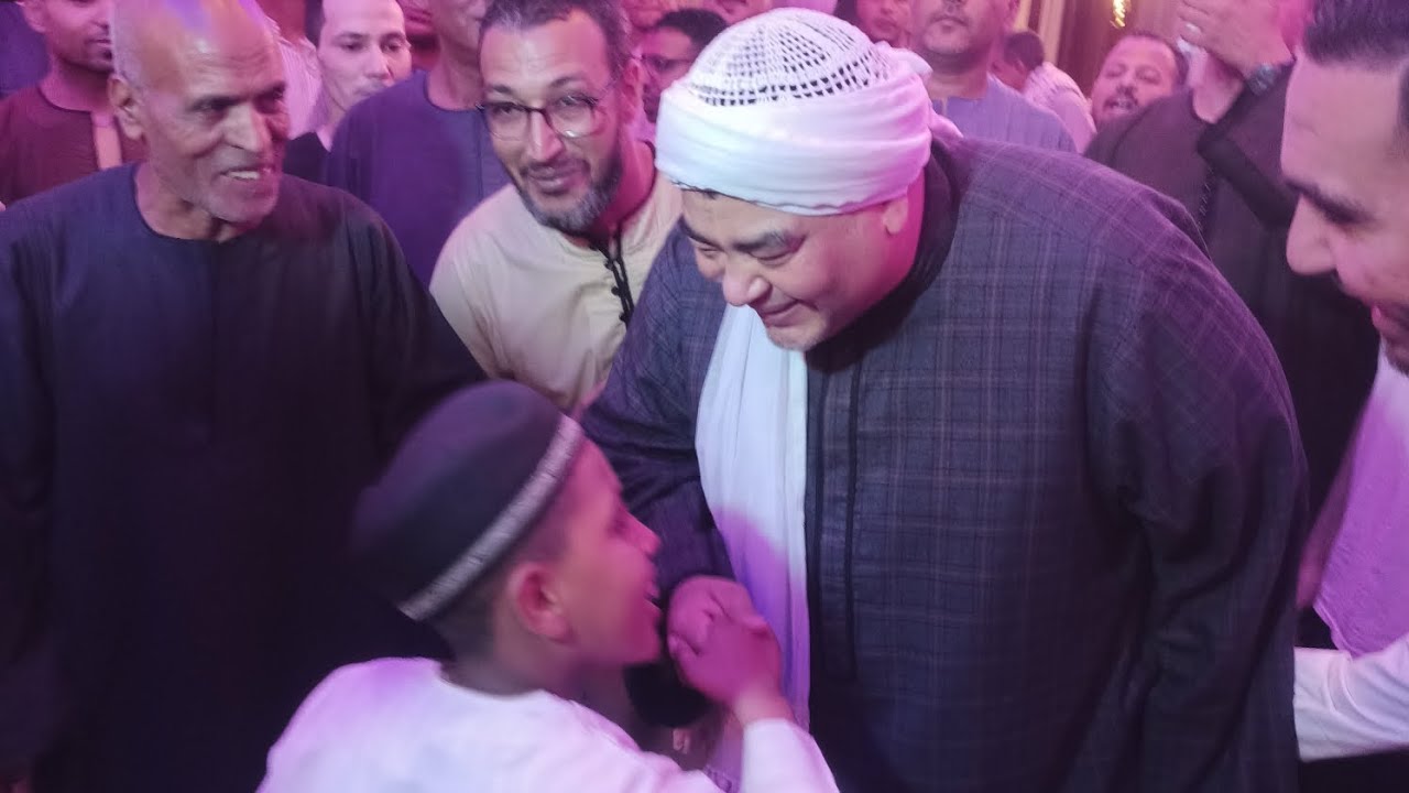 دعاء المنشد المحب الصغير مصطفى احمد عبيد مع فضيله الشيخ محمد منتصر الدح وسط المحبين اللهم امين يارب