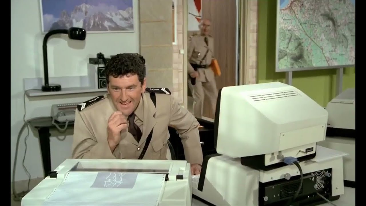 Le Gendarme et les Gendarmettes (1982) - Début du film