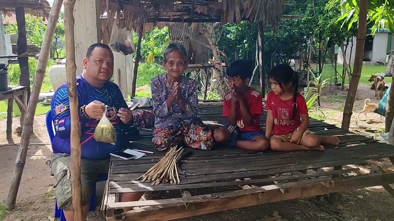 លោកយាយ ស្តើង រ៉ង អាយុ ៨៥ឆ្នាំ រស់នៅជាមួយចៅតួត២នាក់ដែលកំព្រាឪពុកម្ដាយតាំងពីក្មេងពិតជាកំសត់ណាស់ជីវិត