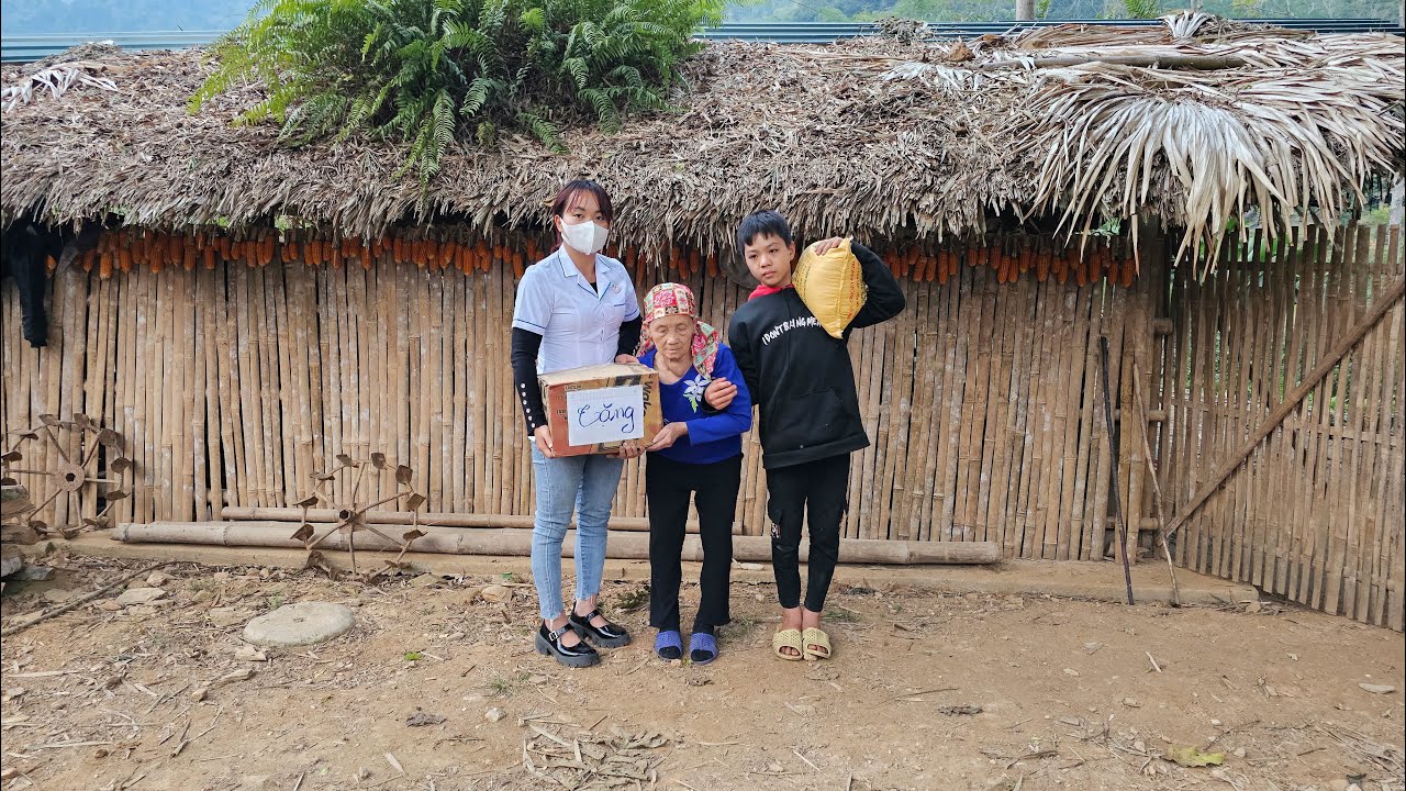 Orphan Boy - Received fruits, Healed the old lady, Went to the forest to cut potatoes to sell