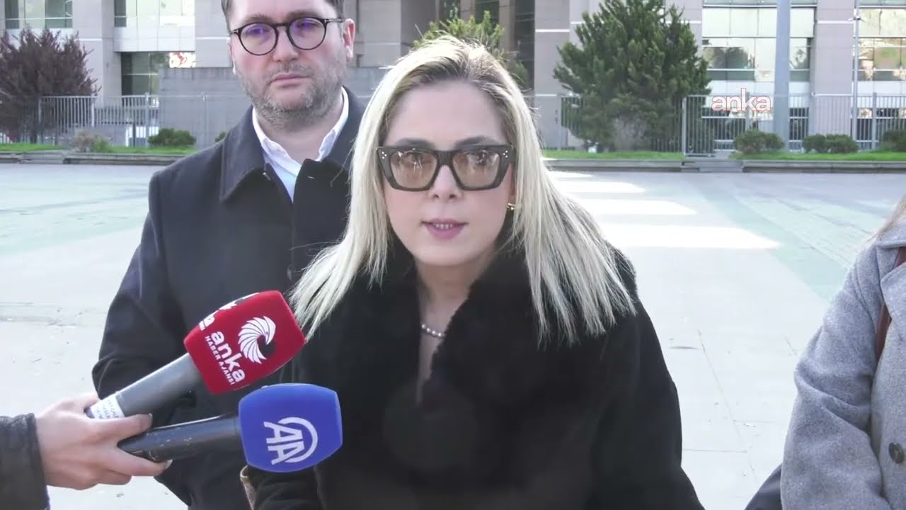 Ahmet Özer’in avukatları Hüseyin Ersöz ile Seraf Özer İstanbul Adliyesi önünde açıklama yapıyor