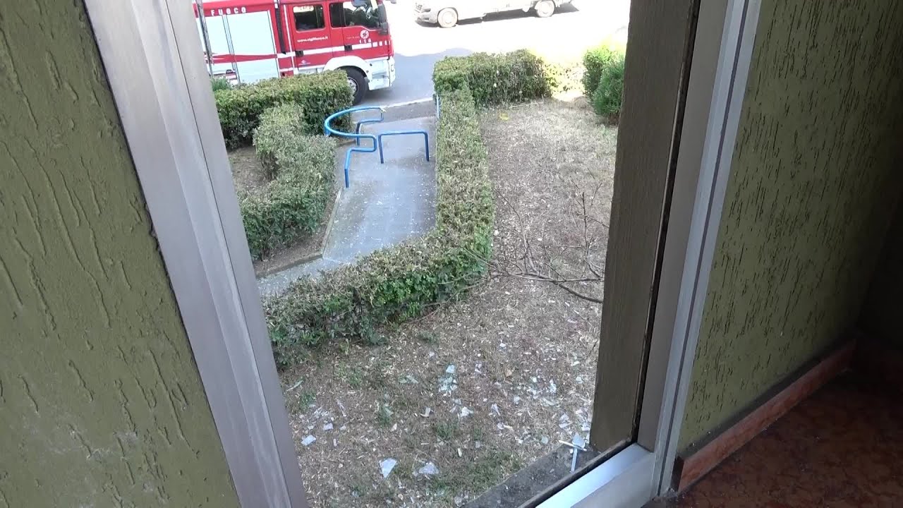Esplosione Roma, i residenti della zona ripuliscono vetri e contano i danni alle abitazioni
