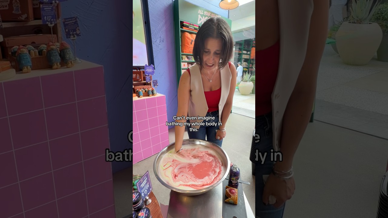Шелковистая, яркая и стратегически непрозрачная #lush #lushstore #bathwater #bathbomb