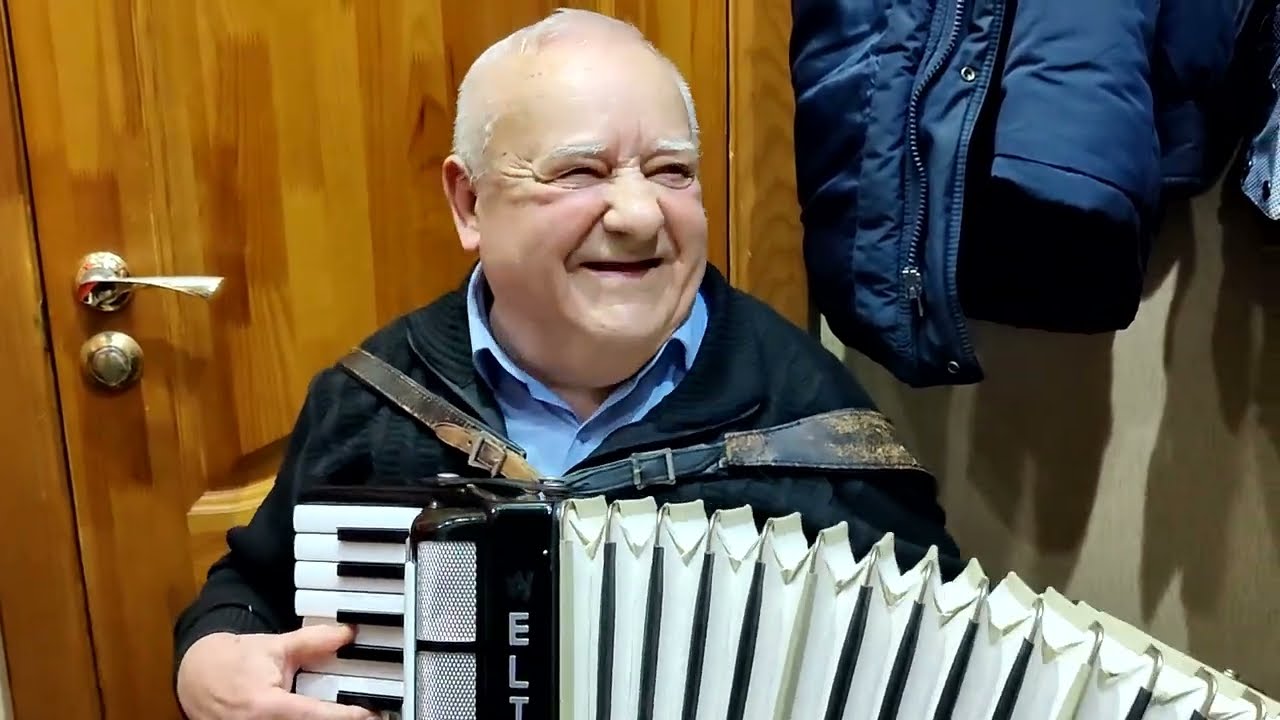 Скоро 90 лет! дедушка самородок играет на аккордеоне после настройки и ремонта