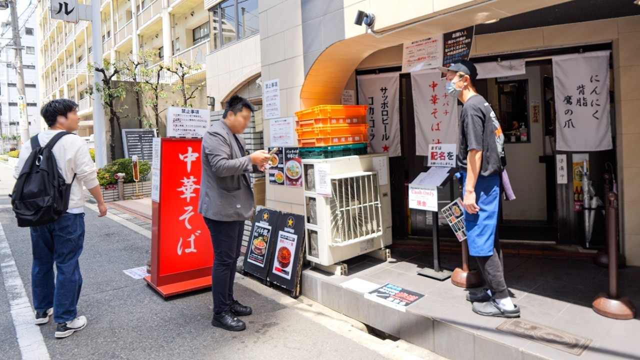 たった１１席に最大２５０人が殺到してしまう悪魔的中毒性の行列中華そば屋に密着丨Japanese Ramen Shop