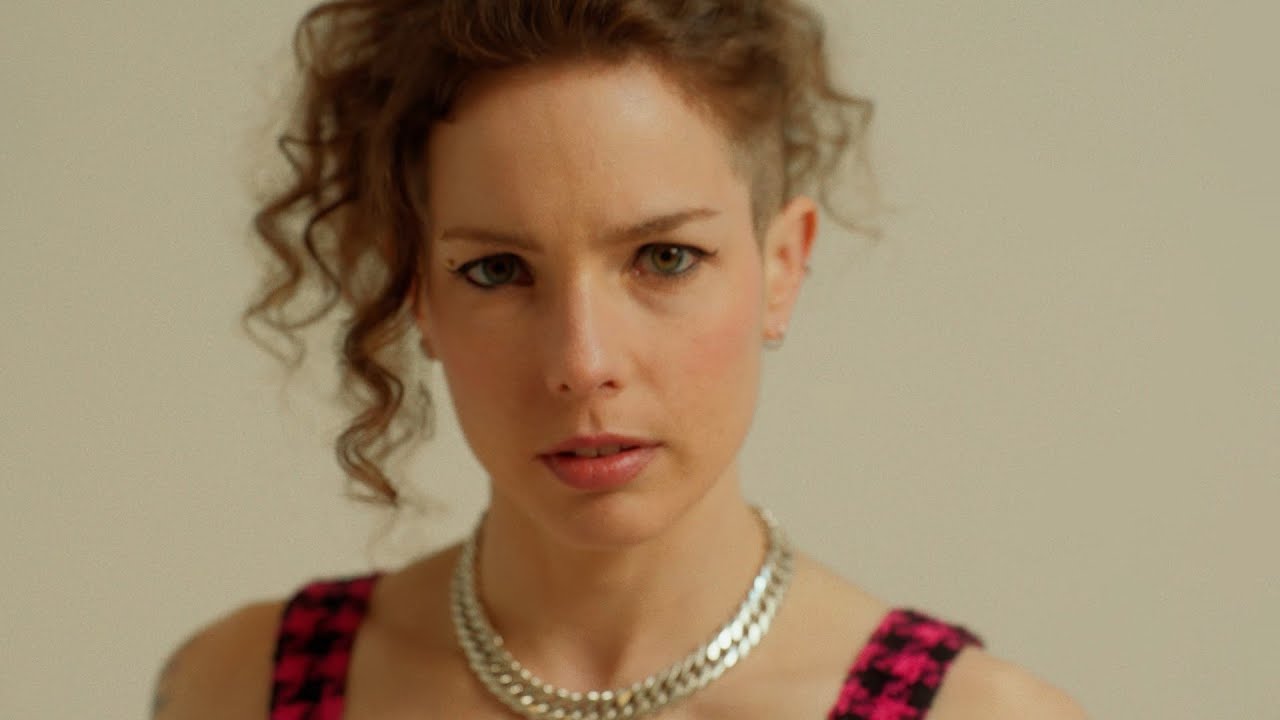 Marion Roch - La b&ecirc;te au ventre (Clip officiel)