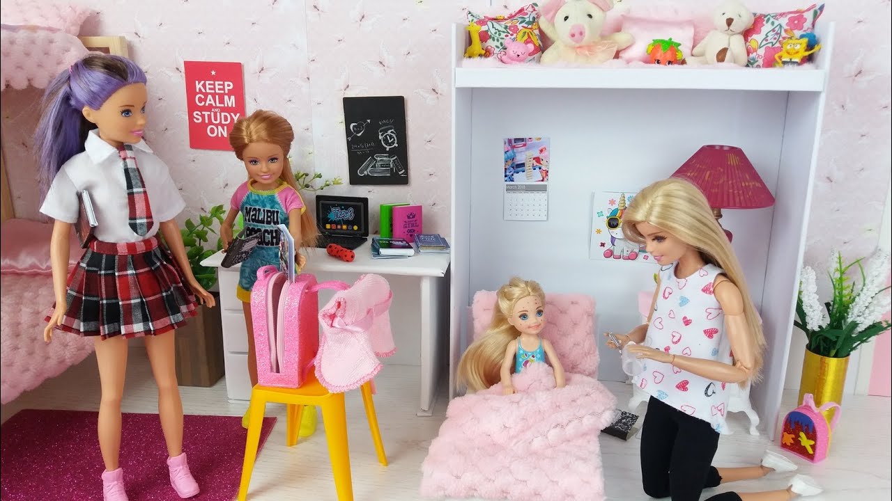Barbie hermanas mañana rutina familiar  Chelsea engaña a Barbie. La vida en una casa de muñecas
