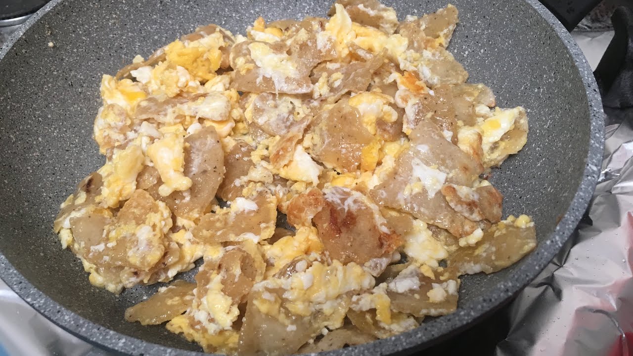 Huevos con tortillas fritas