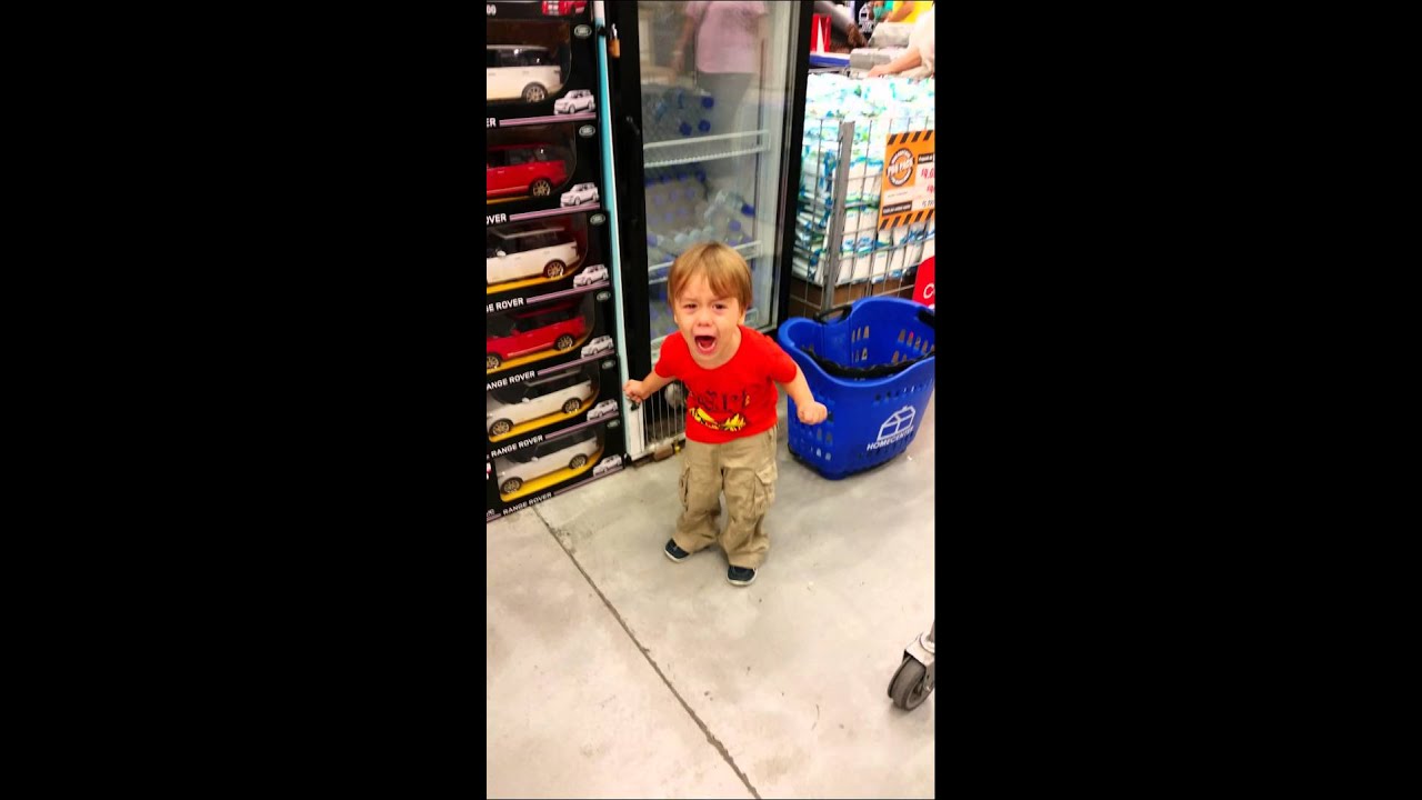 niño llora porque no le compraron un juguete - child cries because they did not buy him a toy