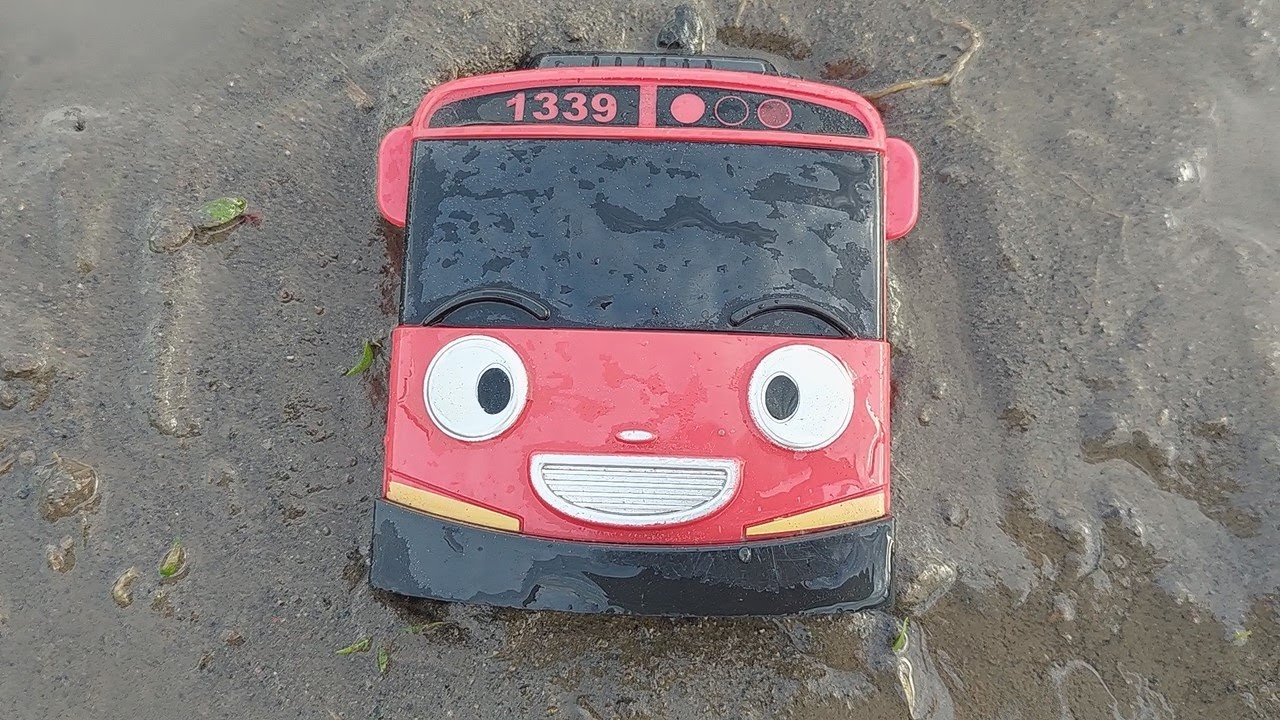 Mencari Mobil Mobilan Tengelam di Dalam Lumpur, Bus Tayo, Bis, Kereta Api, Mobil Molen, Cars