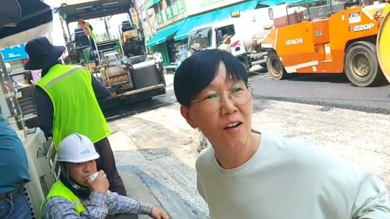 🚻우리집앞 도로 포장 하는 날  울퉁 불퉁하게 깨진 도로 깨끗이 갈아내고 아스팔트로 공사했어요