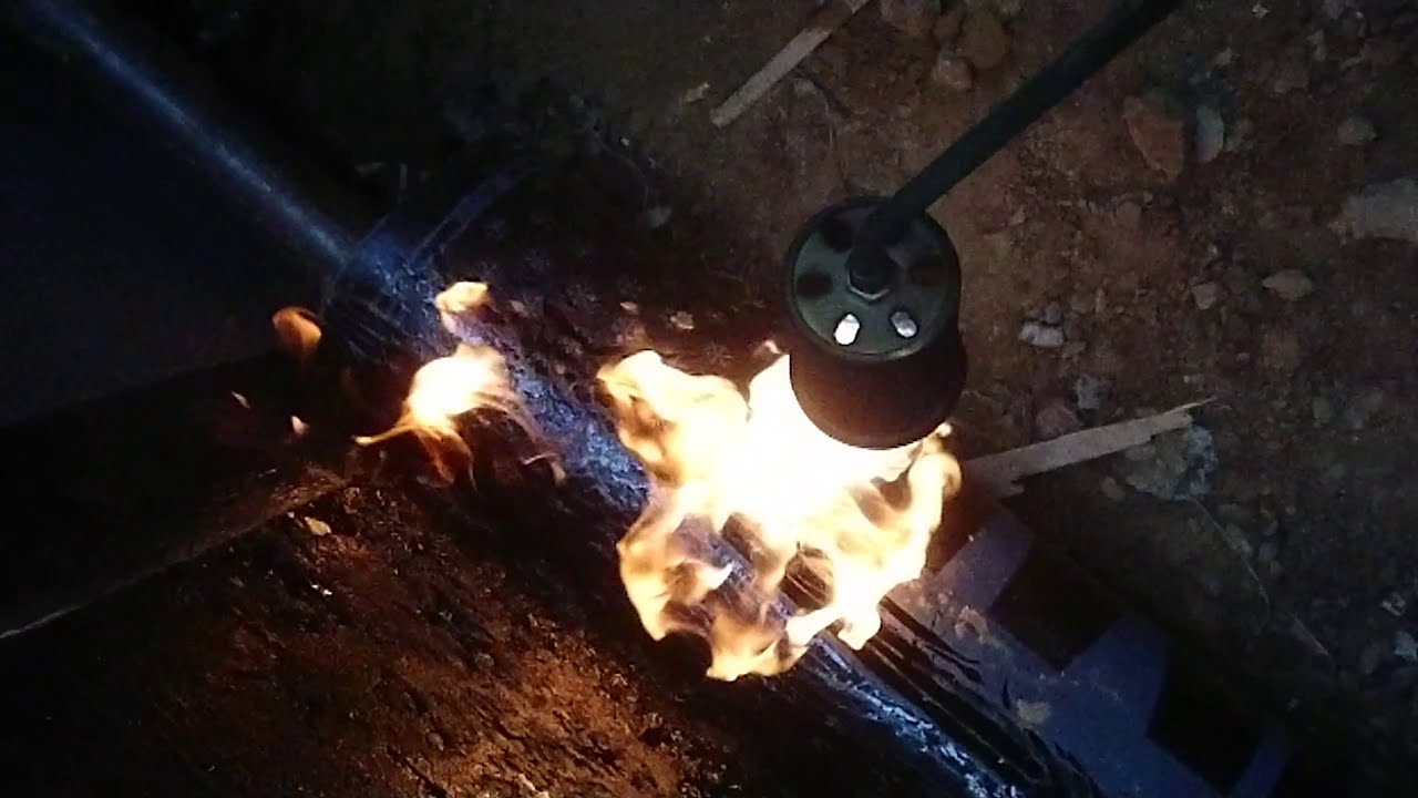 Hidroizolație pereți demisol. Lipire membrana bituminoasa,