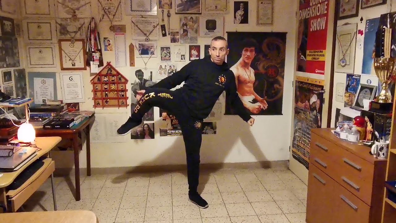 Calcio circolare e JKD Hook kick a confronto